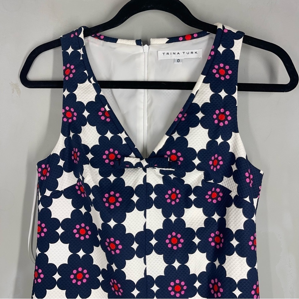 TRINA TURK Jungle Island V-Neck Shift
Dress Women Size 0, Sleeveless, - Picture 4 of 12